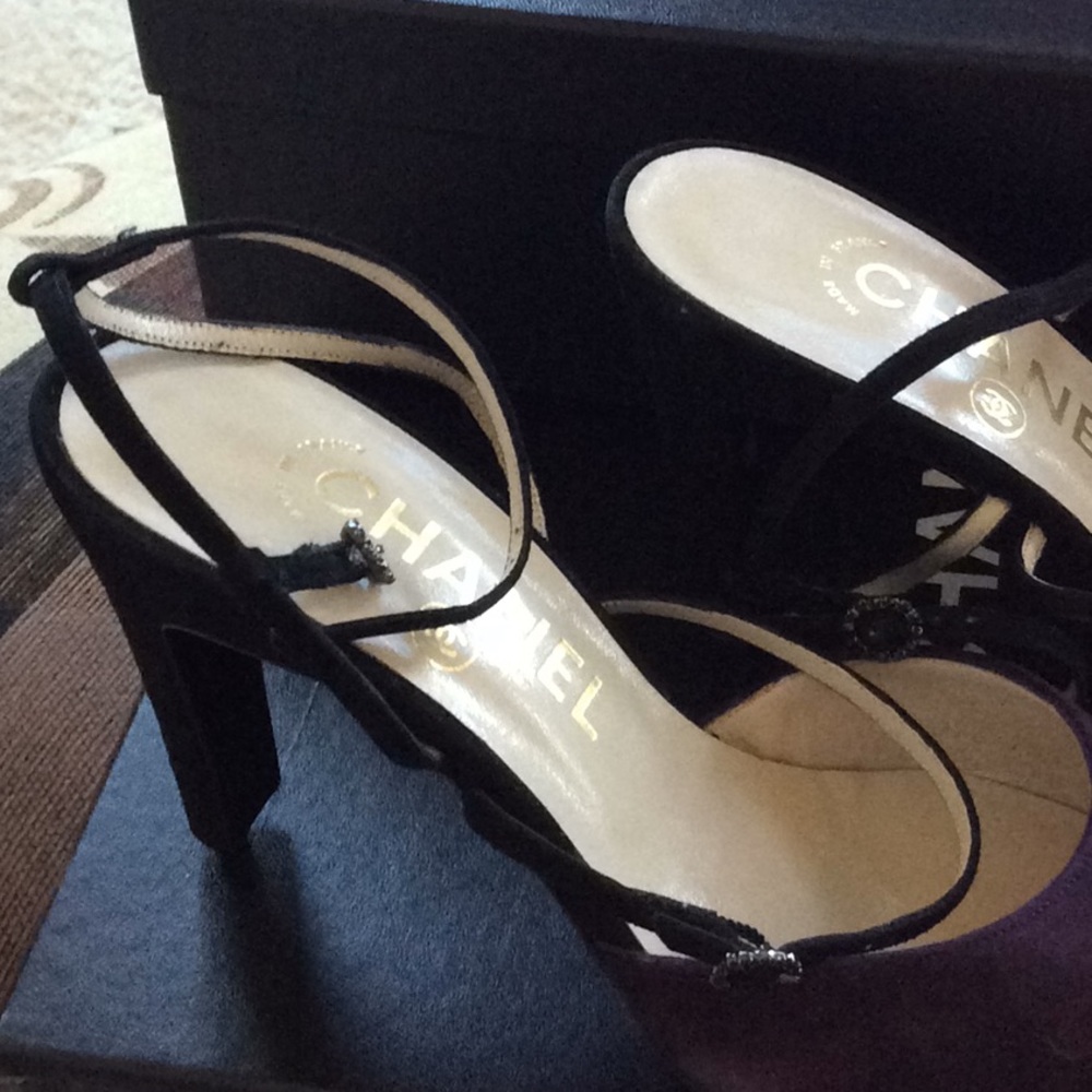 CHANEL purple & black strappy suede pumps - Picture 2 of 12